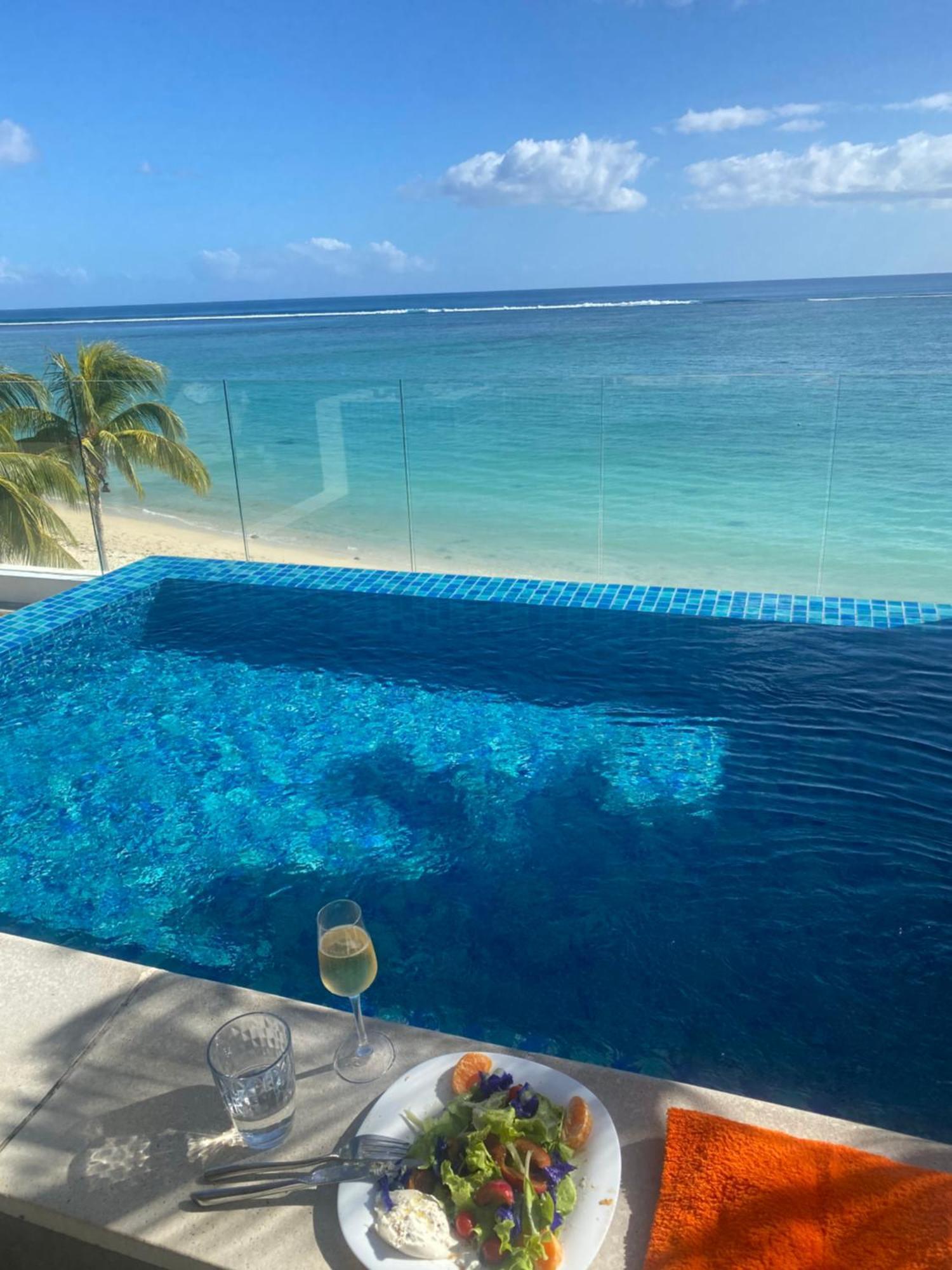 Cap Ouest Beachfront Luxury Penthouse & Apartment Flic en Flac Exterior photo